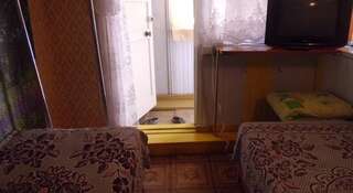 Гостиница Guest House Morskaya 12A Феодосия Бюджетный двухместный номер с 2 отдельными кроватями-12